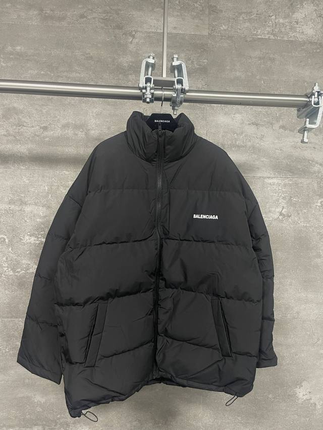 Balenciaga 巴黎世家 前后字母羽绒服 黑色 男女同款 面料优选50D加密防水透气膜 ，90%纯白白鸭绒，充绒量280克， 轻薄柔软 ，更具保暖性，有非