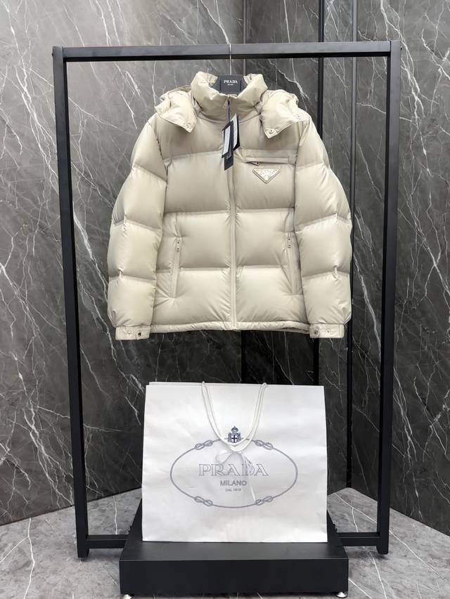 羽绒上新 Prada 普拉达黑科技压胶羽绒外套 压胶高版本 冬装新品，高端定制！轻熟商务最爱系列，极简主义风格羽90鹅绒羽绒服 面料舒适有型！上身超级有型的帅气