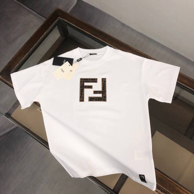 Fendi 芬迪 24Ss专柜同款圆领短袖t恤～刺绣品牌logo设计～定制棉质面料 ～ 厚板立体！衣服偏厚使整体高透气和柔软性的质感更加凸显，饱满的棉质感引起极