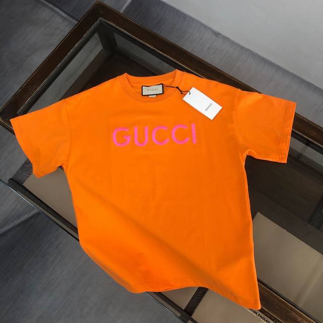 Gucci 古驰 24最新款立体字母刺绣情侣款短袖t恤～面料上身舒适透气，不僵硬，修身的剪裁，采用高定定制纯棉面料！上身舒适有型，内搭单穿都完全没问题，时尚潮人