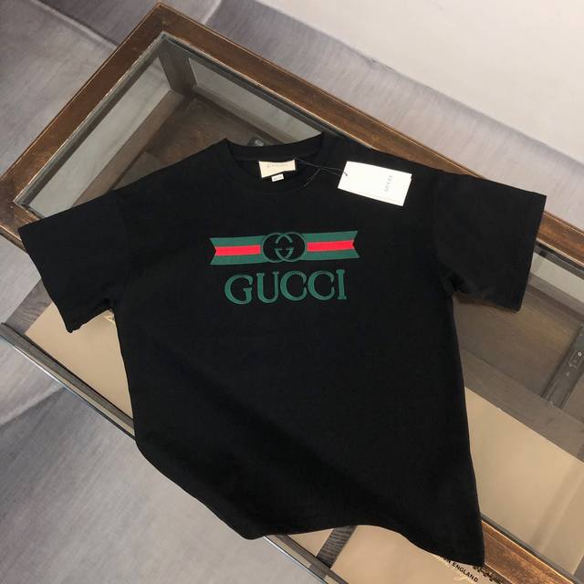 Gucci 古驰 24最新款织带刺绣logo短袖t恤～面料上身舒适透气，不僵硬，修身的剪裁，采用高定定制纯棉面料！上身舒适有型，内搭单穿都完全没问题，时尚潮人必