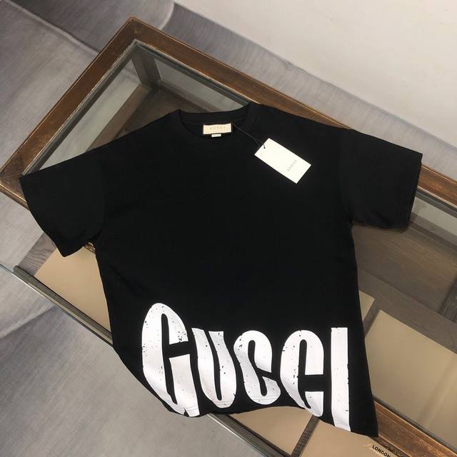 Gucci 古驰 24Ss早春新款百搭短袖t恤男女同款！！ 下摆品牌印花字母设计！厚板立体！特供面料！加上紧密纺纱工艺又使面料光滑紧密得到整体面料的高级感，大牌