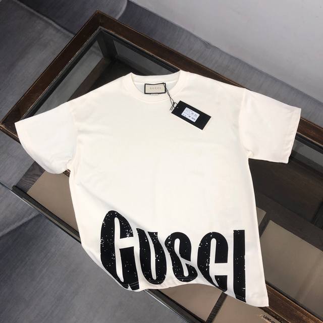 Gucci 古驰 24Ss早春新款百搭短袖t恤男女同款！！ 下摆品牌印花字母设计！厚板立体！特供面料！加上紧密纺纱工艺又使面料光滑紧密得到整体面料的高级感，大牌