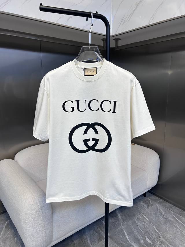 Gucci 古驰 经典永不过时 简约印花 Logo标识精致升级，灵感源自八十年代复古 原版面料 官方同款 短袖t恤 定制260克同缸染面料 手感非常舒服 春夏最