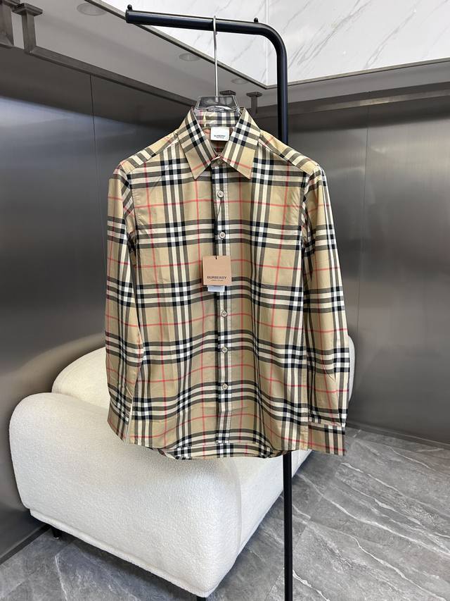 Burberry 格纹棉府绸衬衫 工艺说明：经典的格纹设计，搭配上每个色系同色的贝壳扣！让整件衣服浑然一体，采用100%棉，配上天然贝壳让衣服更具质感。Vint