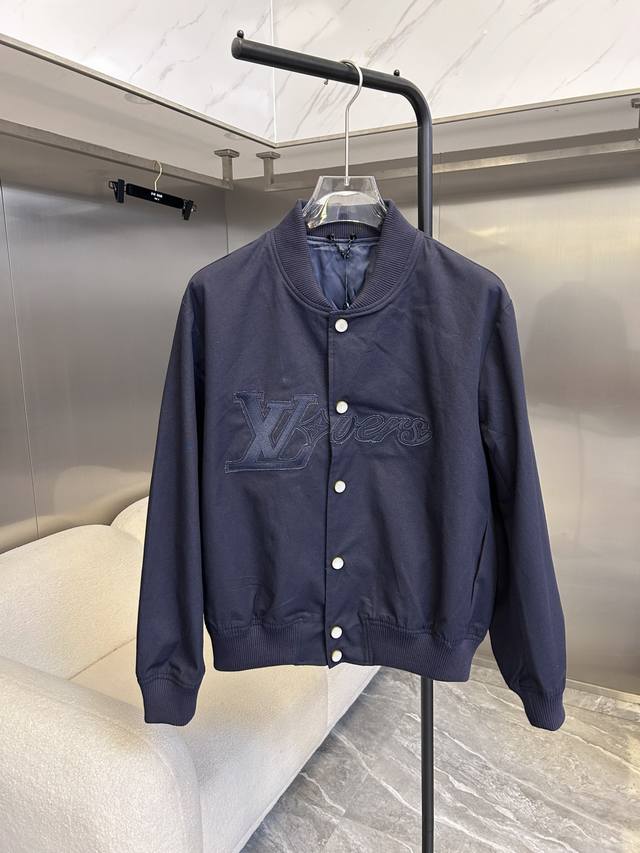 Louis Vuitton 章仔刺绣棒球服 面料：50支精毛棉面料，该款面料版型硬挺，上身舒适不贴身。面料经过普洗后增加手感与固色。 面料：内衬搭配天丝a100