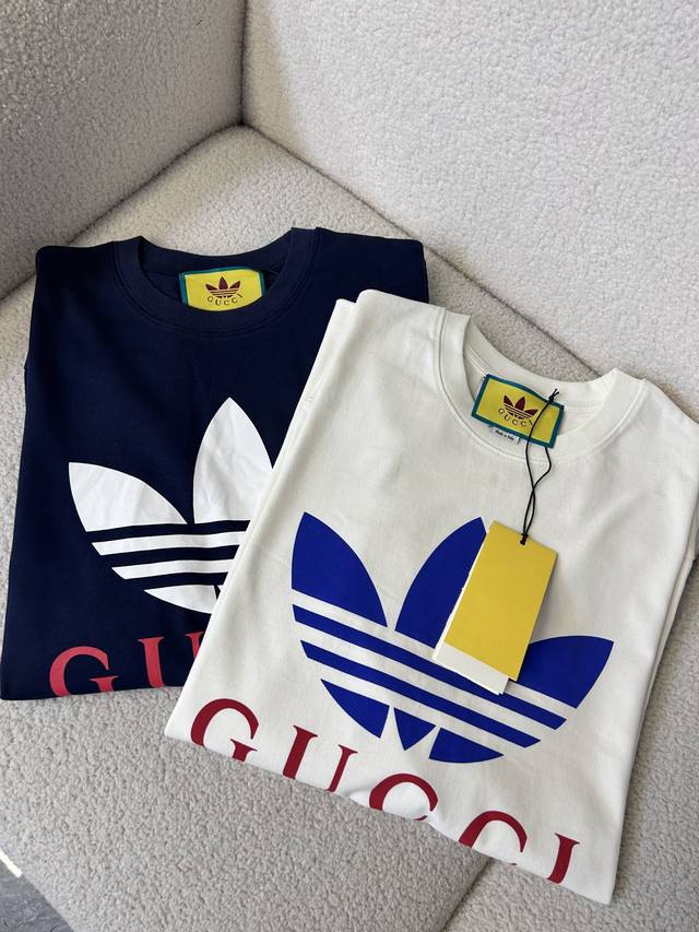 Gucci 古驰 Adidas和gucci大胆探索联名系列，织带和gg字母交织图案巧妙搭配白色三条纹和三叶草徽标。该系列灵感源自创作总监80年代和90年代的美好