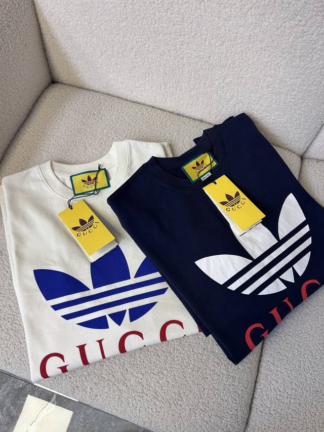 Gucci 古驰 Adidas和gucci大胆探索联名系列，织带和gg字母交织图案巧妙搭配白色三条纹和三叶草徽标。该系列灵感源自创作总监80年代和90年代的美好