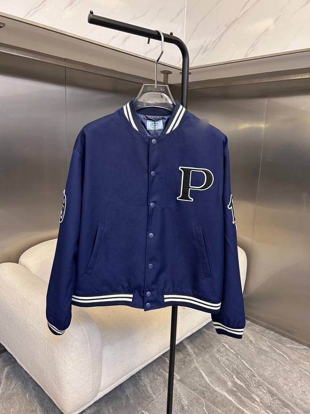 Prada普拉达24Fw 帆布粒面棒球服 原29,300购入，外身面料采用原材料高密度棉质帆布，结合骨感颗粒面肌理，缝纫由精密数控复合捻线机进行封锁车缝工艺。下