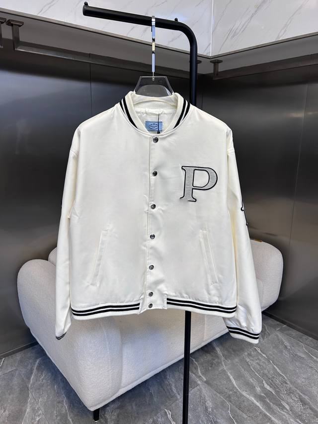 Prada普拉达24Fw 帆布粒面棒球服 原29,300购入，外身面料采用原材料高密度棉质帆布，结合骨感颗粒面肌理，缝纫由精密数控复合捻线机进行封锁车缝工艺。下