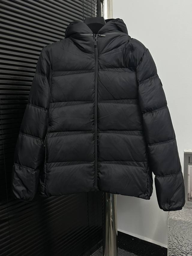 帽子卸 Moncler Risler 蒙口拉链短款羽绒服 极致轻便保暖. Risler短款羽绒是专为男士设计的日常款单品，可轻松搭配各种造型。 Risler羽绒