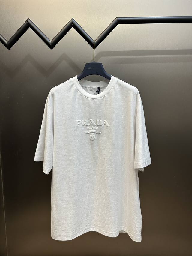 Prada 毛巾提花字母短袖 面料采用单面毛巾提花平纹布，克重210G，24针单面提花机织造胚布，采用32S双股环锭纺纱线+50D高f长纤氨纶，满幅定位花织毛巾