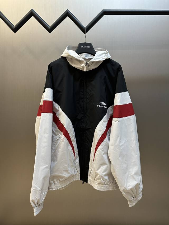 巴黎世家 3B Sports Icon Tracksuit 风衣夹克 科技府绸面料通常指的是在府绸基础上融入了科技元素的面料。密度高、纱线细密、质地挺括的平纹织