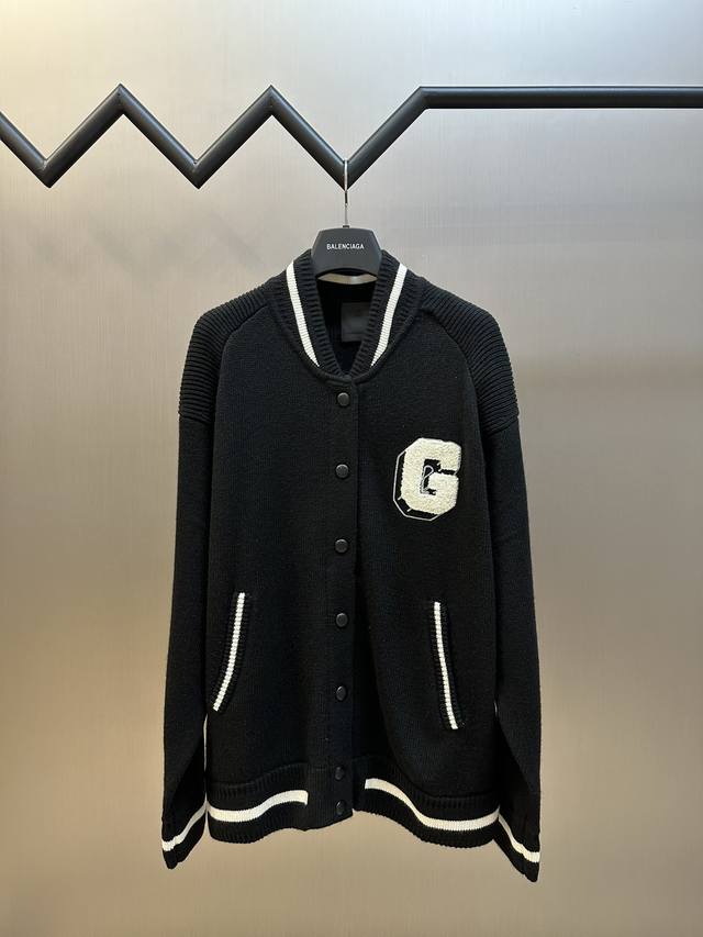 Givenchy 纪梵希针织棒球服外套 定织采用24支澳洲优质羊毛，饰以纪梵希大写“G” 点缀正面，彰显纪梵希品牌方一贯的优雅与高贵。采用毛巾绣工艺，一种传统手