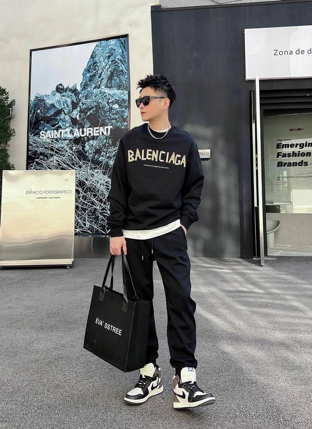 巴黎世家 Balenciaga官网 新款字母印花双层重工字母图案不管是t桖还是卫衣都是每年的爆款单品 前幅大面积印花采用大康丽数码印花机直喷 成本极高 经过多次