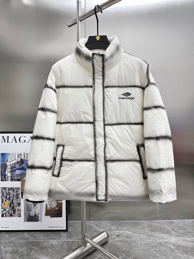 巴黎世家 Balenciaga 羽绒服 2024秋冬新款立领羽绒服外套，爆款来袭。内里蓬松又保暖，品相超级好。进口原单面料，软糯亲肤，抗皱不沾灰，立挺有型，时尚