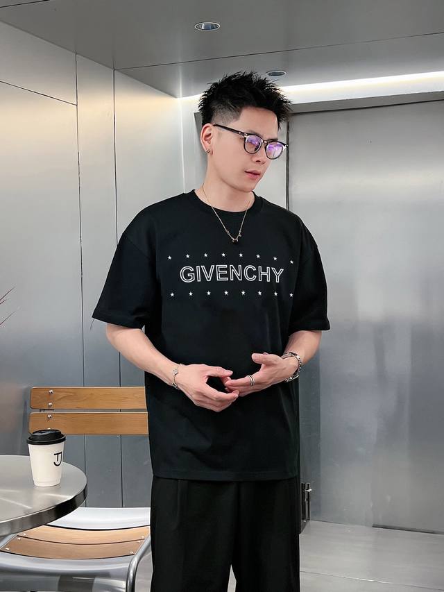 纪梵希 Givenchy新款字母印花双层重工短袖t桖 字母图案不管是t桖还是卫衣都是每年的爆款单品 前幅大面积印花采用大康丽数码印花机直喷 成本极高 经过多次的