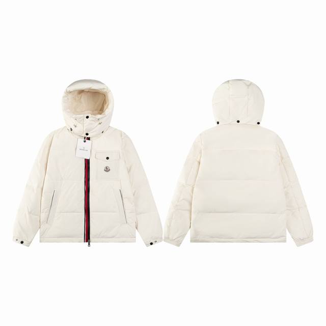 款号：G1401 Moncler 23Fw蒙口三色织带 蒙口三色织带羽绒服 -采用标志性的闪亮漆面尼龙面料制成，双门襟设计可轻松调节款型，点缀标志性三色织带细节