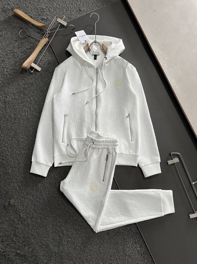 直 Moncler 蒙口 爆款套装来袭 专注官网原版 2024全新爆款开衫卫衣套装 原单狠货倾注顶级设计师的精心之作 就为一个贴合、完美的上身效果 全天然优质天