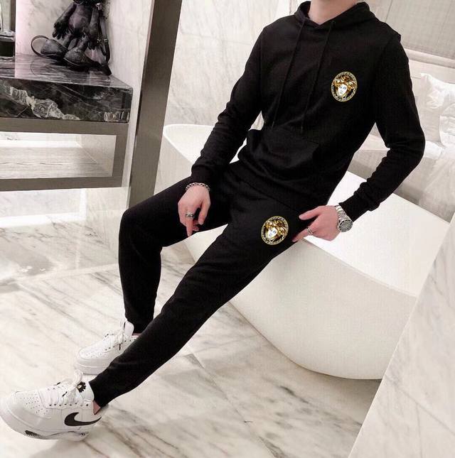 直 Versace 范思哲 胖子福音 爆款套装来袭 专注官网原版 2024全新爆款卫衣套装 原单狠货倾注顶级设计师的精心之作 就为一个贴合、完美的上身效果 全天