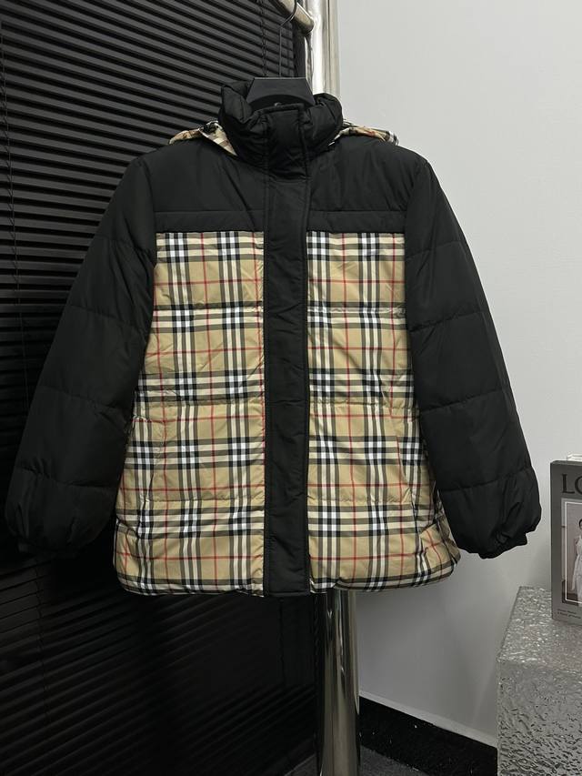 Burberry 巴宝莉24Ss经典格纹+战马士徽标双面穿羽绒服 本款尼龙羽绒服，充盈填充白鸭绒 双面两穿款式，一面装饰 Bur 格纹，另一面为点缀马术骑士徽标