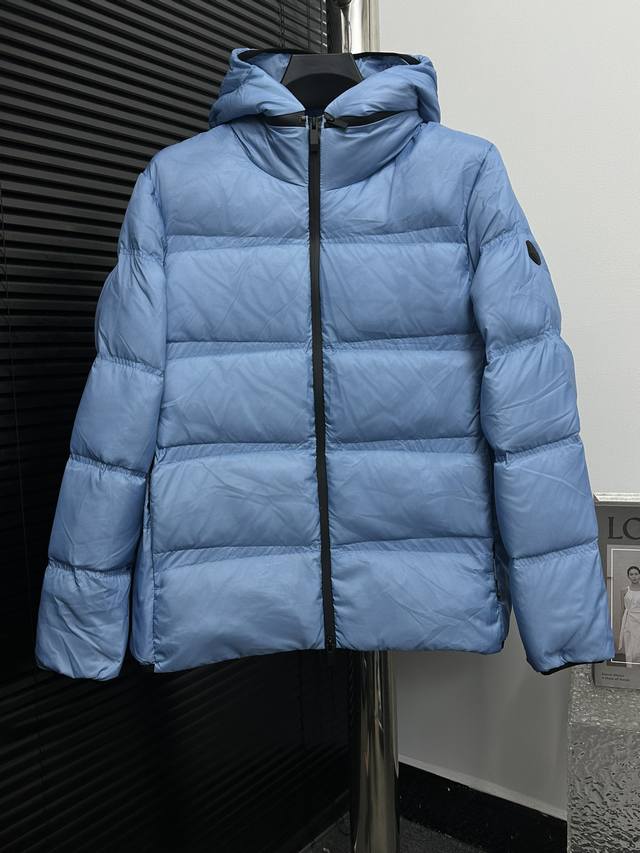 帽子卸 Moncler Risler 蒙口拉链短款羽绒服 极致轻便保暖. Risler短款羽绒是专为男士设计的日常款单品，可轻松搭配各种造型。 Risler羽绒