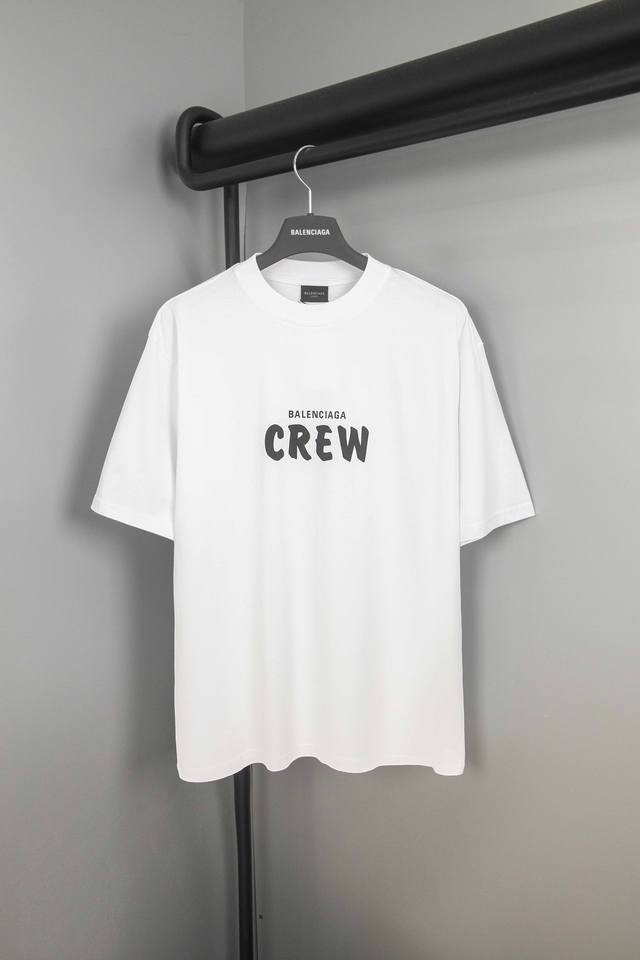 Balenciaga 巴黎世家24Ssblcg Crew 标语t恤短袖 定织定染 面料，每一件面料都做过洗水处理， Crew 标语印花采用 进口浆料，印花清晰透