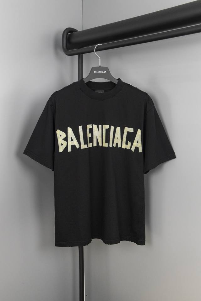 顶级版本.官网品质]Balenci*Ga 巴 黎.24Ss最新经典款.胶带拉浆印花.成衣水洗磨烂做旧短袖t恤.砖柜同步.面料采用巴黎zp定织定染全棉双纱紧密棉.