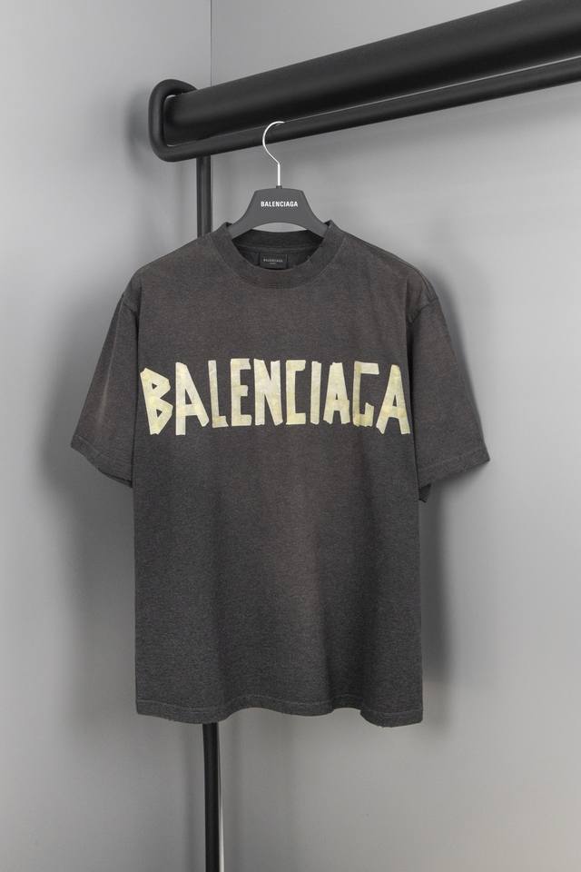 顶级版本.官网品质]Balenci*Ga 巴 黎.24Ss最新爆款 经典款.胶带拉浆印花.成衣水洗磨烂做旧短袖t恤.砖柜同步.面料采用巴黎zp定织定染全棉双纱紧