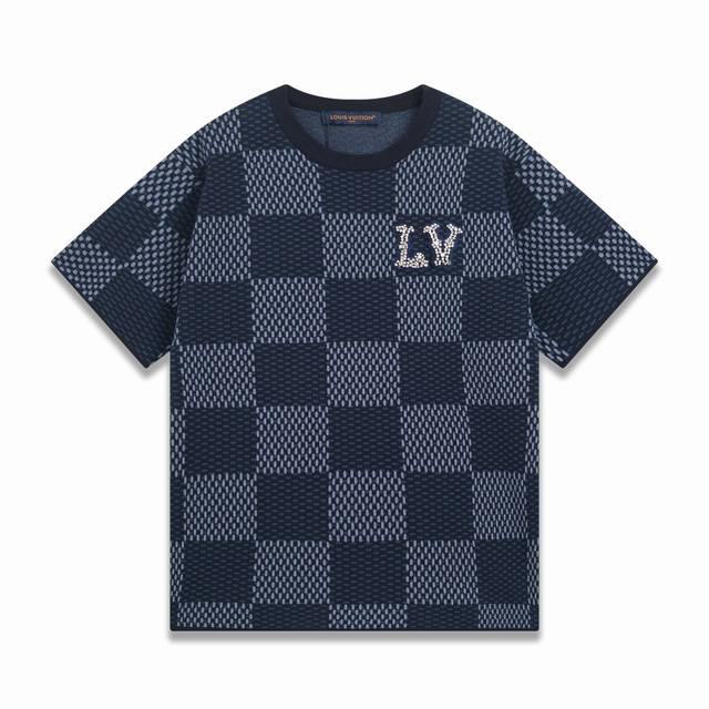 正确版高品质 Lv 2024Ss新款蓝色棋盘格子贴钻针织短袖 聚焦 Damier 提花图案，再借胸前 Lv 仿水晶刺绣贴饰展露考究笔触，为日常造型注入瞩目格调。