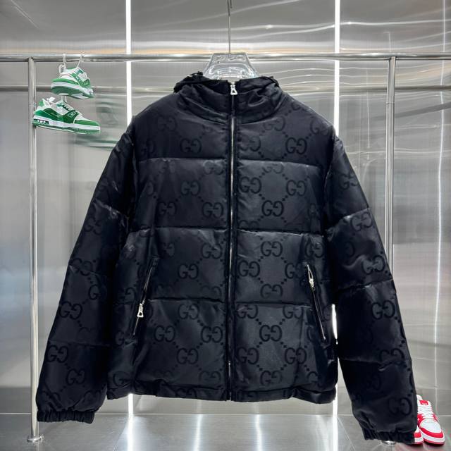 Gucci 男士秋冬新款 黑武士黑客系列 双g黑色gg大 Logo 老花羽绒服 Jumbo Gg Down Jacket In Black 专柜价折扣 1400