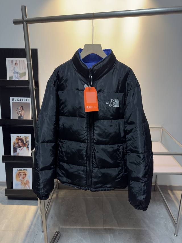 D 北面the North Face 雪山灰 雪山蓝 两色双面穿羽绒服 上身效果超级帅气的一款羽绒服 入手一件两件穿 绝不让你失望的一款！高品质让你看见实物的瞬