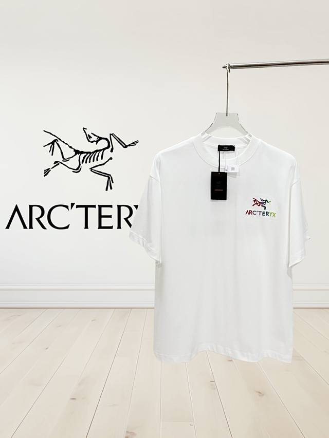 D [高品质] Arcteryx 始祖鸟 新款男女同款短袖t恤！前后幅涂彩色刺绣logo，时尚休闲短袖t恤衫！经典大牌元素刺绣工艺设计。精选客供进32支280G