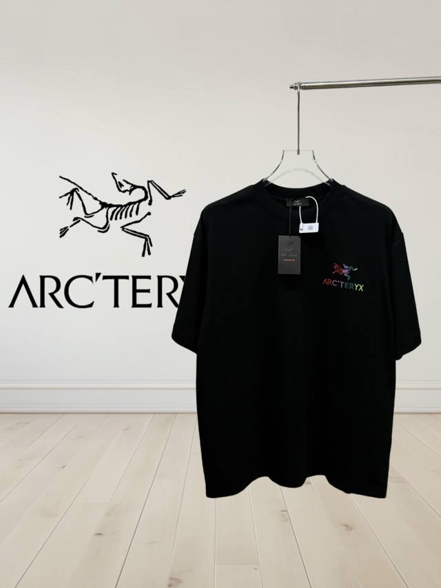 D [高品质] Arcteryx 始祖鸟 新款男女同款短袖t恤！前后幅涂彩色刺绣logo，时尚休闲短袖t恤衫！经典大牌元素刺绣工艺设计。精选客供进32支280G