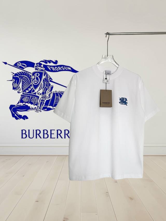 D [品版本] Burberry巴宝莉2025Ss新版。胸前刺绣bt战马logo，后幅刺绣组合麦穗和战马短袖t恤.原版开模，重磅双280G32支纯棉洗水手感，前