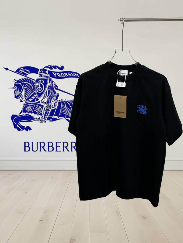 D [品版本] Burberry巴宝莉2025Ss新版。胸前刺绣bt战马logo，后幅刺绣组合麦穗和战马短袖t恤.原版开模，重磅双280G32支纯棉洗水手感，前