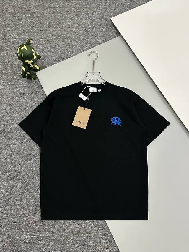 D [品版本] Burberry巴宝莉2025Ss新版。胸前刺绣bt战马logo，后幅刺绣组合麦穗和战马短袖t恤.原版开模，重磅双280G32支纯棉洗水手感，前