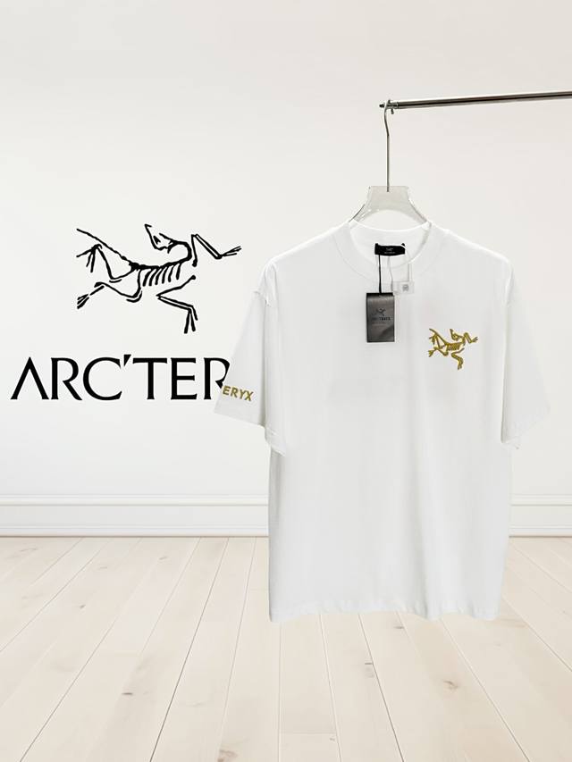 D [高品质] Arc’Teryx 始祖鸟arc25Ss 胸前和后幅袖口上刺绣金字logo短袖t恤 采用32支280G全棉面料。上身透气，绝不起球，手感柔软舒适