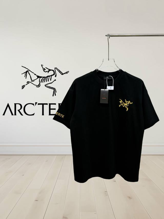 D [高品质] Arc’Teryx 始祖鸟arc25Ss 胸前和后幅袖口上刺绣金字logo短袖t恤 采用32支280G全棉面料。上身透气，绝不起球，手感柔软舒适