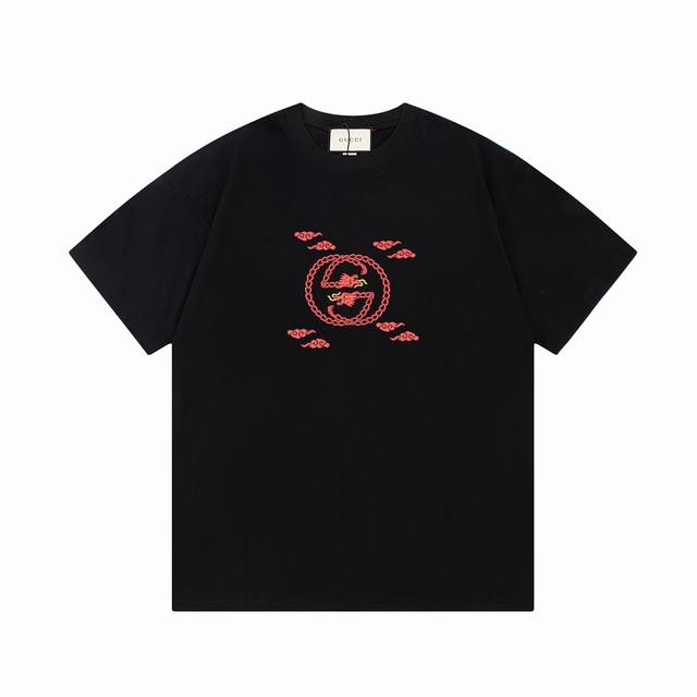 D Gucci 古驰 龙年限定 双g字母印花 Logo标识精致升级，灵感源自八十年代复古 原版面料 官方同款 短袖t恤 定制260 克同缸染面料 手感非常舒服