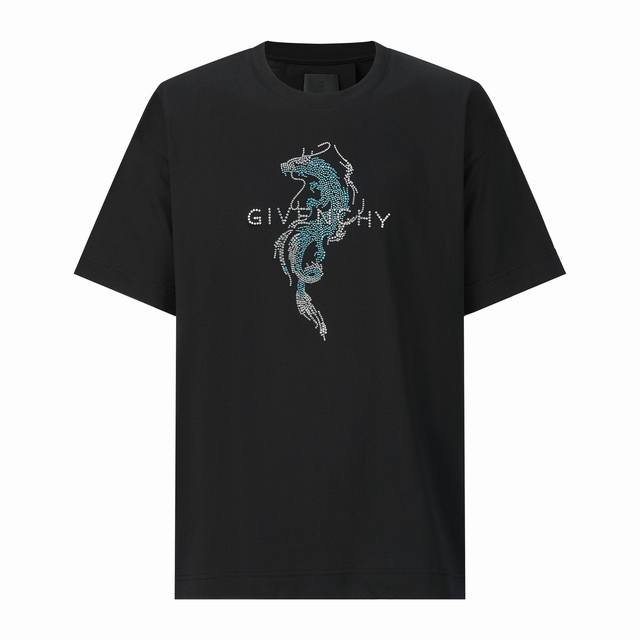 D Givenchy 纪梵希龙年烫钻钻短袖 面料：采用50支丝光双股，布匹普洗固定衣服版型.长纱匹棉定织纱线. 手感光滑.面料密度高.不易变形. 面料：螺纹搭配