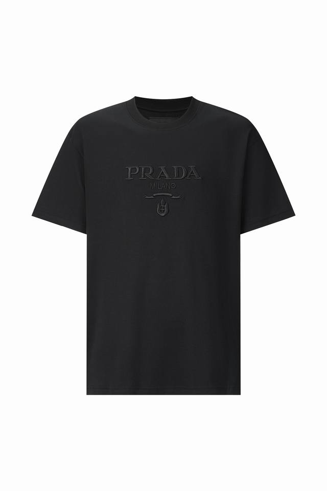 D D Prada 光线立体刺绣短袖 面料：采用60支丝光双面 面料克重240.布匹洗水 固定衣服版型与增加手感. 定制纱线.双线缠绕. 工艺1：该款工艺 采用