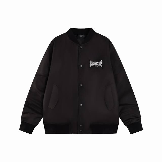 Balenciaga 巴黎 2024Ss 秋冬新款棒球服夹克棉服外套 胸前采用高密度刺绣logo 两边袖子褶皱堆叠设计 原版五金四合扣 Smlxl