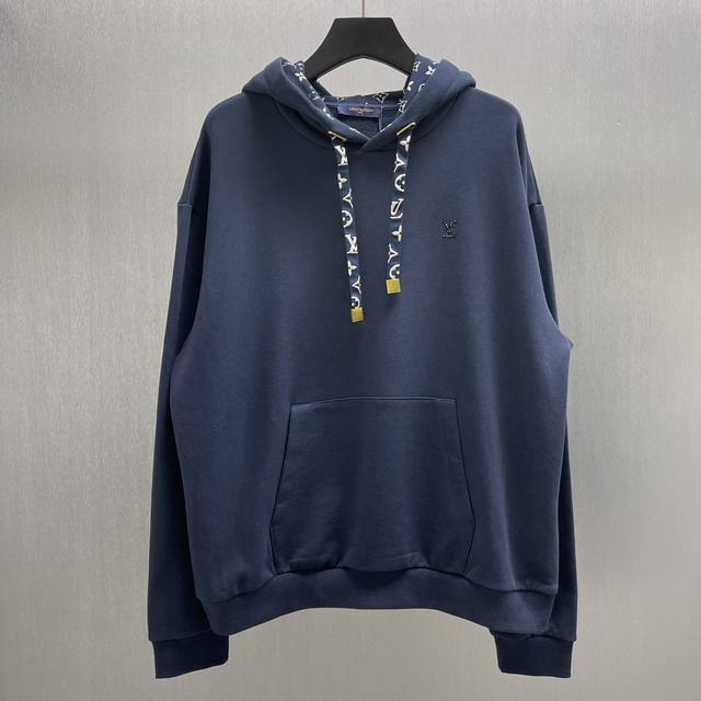 Lu 滑雪系列金属抽绳棉质连帽衫 Size : S-Xl 本款棉质连帽衫为风帽内部抽绳铺陈素雅 Monogram 印花，搭配耀目孔眼与考究抽绳端头，可轻松升级旅