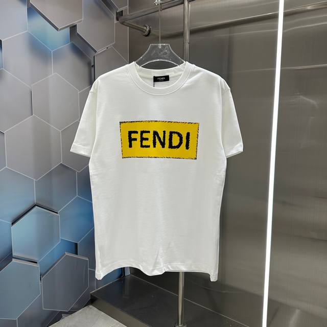 Fendi 2024秋冬新款320克短袖t恤 个性印花 男女同款宽松版 S M L Xl Xxl 五个码 黑色 白色 栗红