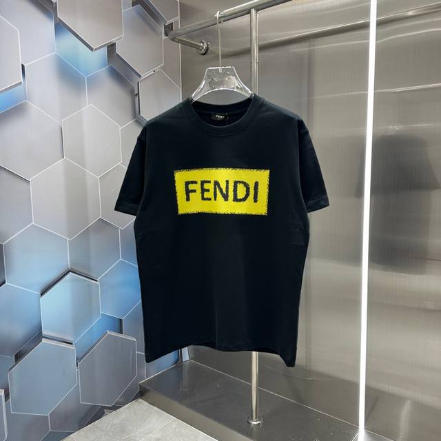 Fendi 2024秋冬新款320克短袖t恤 个性印花 男女同款宽松版 S M L Xl Xxl 五个码 黑色 白色 栗红