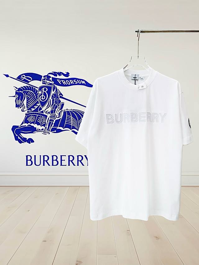 高版本] Burberry 巴宝莉 新款字母刺绣珠粒特种工艺同色英文和袖口上绣出战马骑士logo。25Ss春夏男女同款纯棉宽松圆领短袖t恤客供32支280G全棉