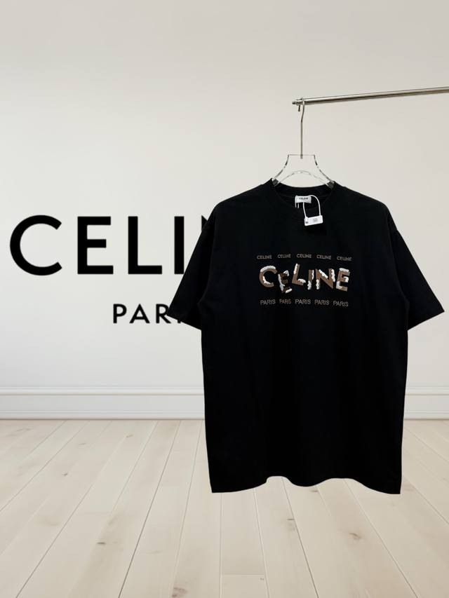 高品质］思琳 Celine 25Ss前幅刺秀工艺加厚二色logo后面绣花英文圆领短袖t恤，有个性街头设计风格 面料采用32支280G精棉双纱面料 定制同缸染面料