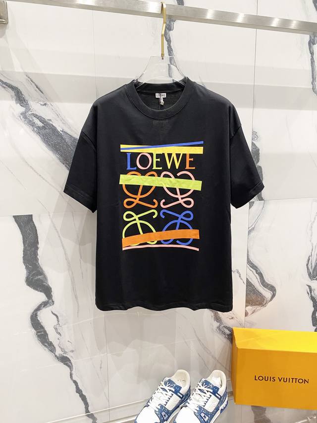 Loewe 罗意威 260克圆领短袖t恤 创意七彩字母logo印花标识 官方同步 高版本 高品质 时尚个性 百搭潮流 纯原品质 原版面料 吊牌 领标 水洗麦 三