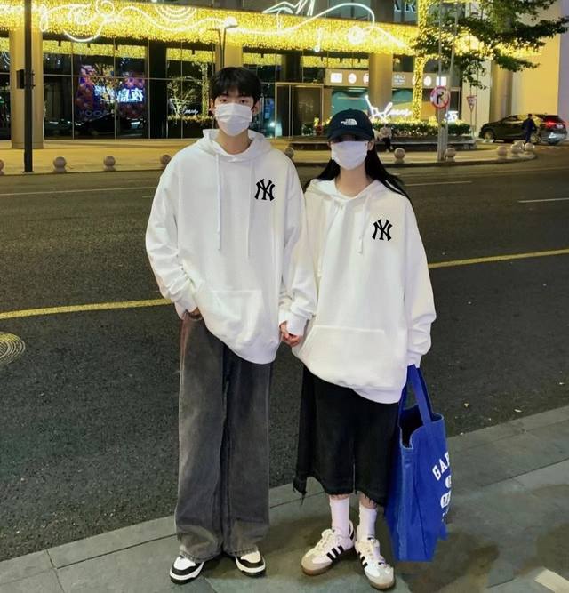 W40加绒 Mlb Ny洋基队最新款联名前后logo印花男女情侣同款连帽卫衣 本款采用客供精选纯棉面料，不起球不褪色不变形，内里采用420克加绒卫衣棉面料，质量